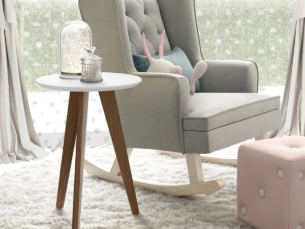 Como uma mesinha de apoio pode ser útil no quarto do bebê?