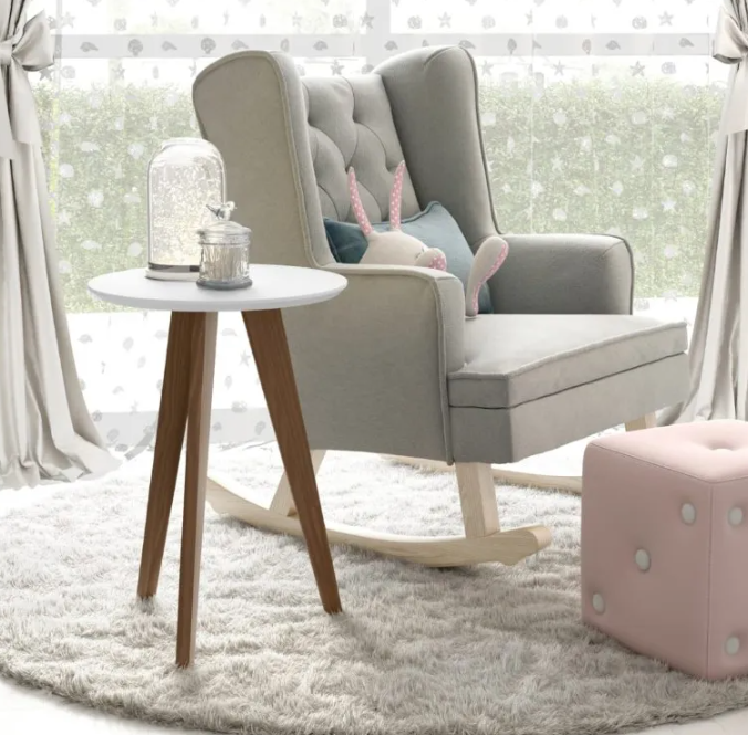 Como uma mesinha de apoio pode ser útil no quarto do bebê?